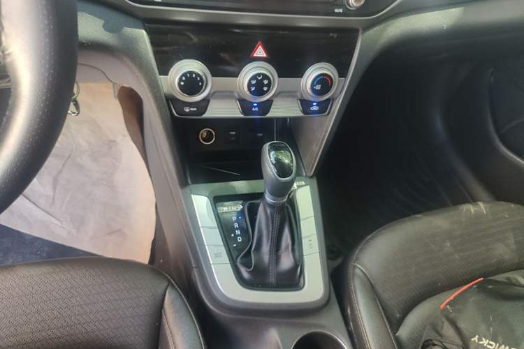 Used Hyundai Elantra (6th Generation / Lingdong) 2020 1.5L CVT Smart & Stylish – Elite Version Gear Lever