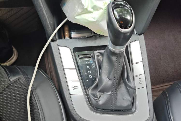 Used Hyundai Elantra (6th Generation / Lingdong) 2020 1.5L CVT Smart & Stylish – Elite Version Gear Lever