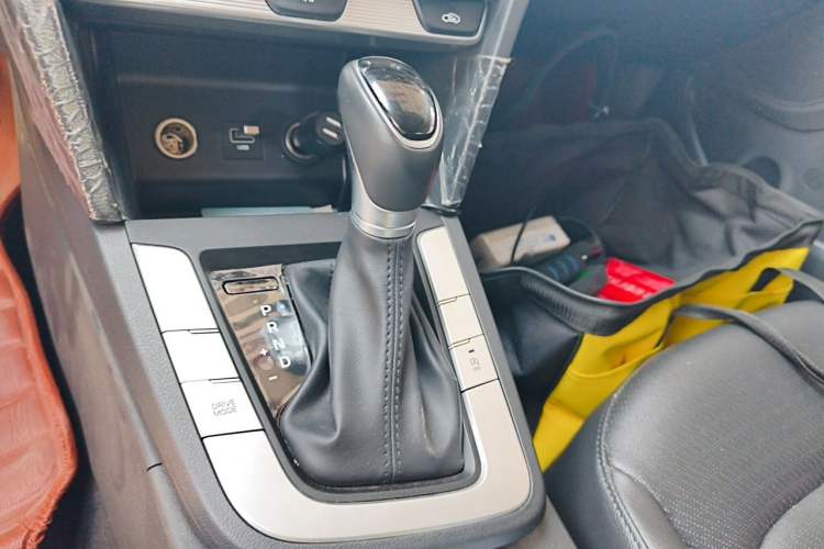 Used Hyundai Elantra (6th Generation / Lingdong) 2020 1.5L CVT Smart & Stylish – Elite Version Gear Lever
