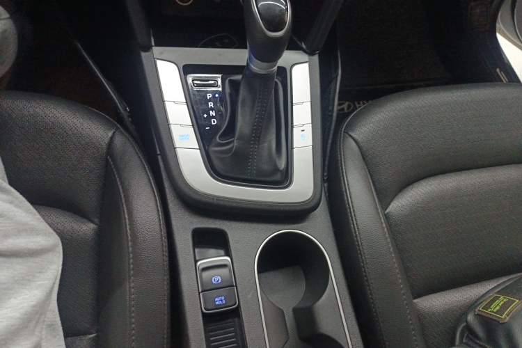 Used Hyundai Elantra (6th Generation / Lingdong) 2020 1.5L CVT Smart & Stylish – Elite Version Gear Lever