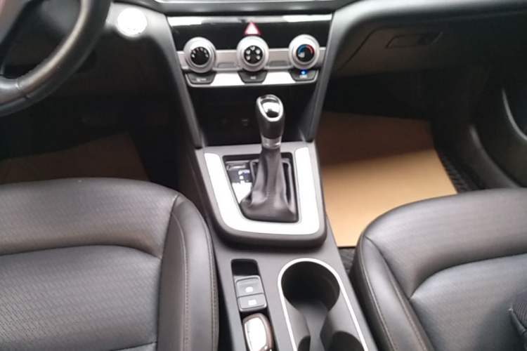 Used Hyundai Elantra (6th Generation / Lingdong) 2020 1.5L CVT Smart & Stylish – Elite Version Gear Lever