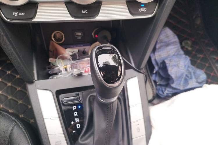 Used Hyundai Elantra (6th Generation / Lingdong) 2020 1.5L CVT Smart & Stylish – Elite Version Gear Lever