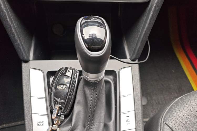 Used Hyundai Elantra (6th Generation / Lingdong) 2020 1.5L CVT Smart & Stylish – Elite Version Gear Lever