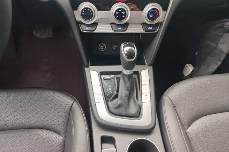 Used Hyundai Elantra (6th Generation / Lingdong) 2020 1.5L CVT Smart & Stylish – Elite Version Gear Lever