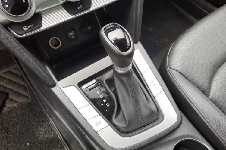 Used Hyundai Elantra (6th Generation / Lingdong) 2020 1.5L CVT Smart & Stylish – Elite Version Gear Lever