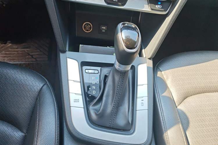 Used Hyundai Elantra (6th Generation / Lingdong) 2020 1.5L CVT Smart & Stylish – Elite Version Gear Lever