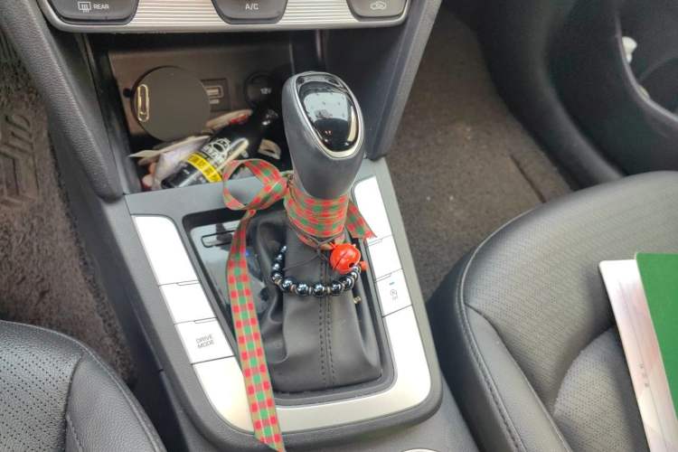 Used Hyundai Elantra (6th Generation / Lingdong) 2020 1.5L CVT Smart & Stylish – Elite Version Gear Lever