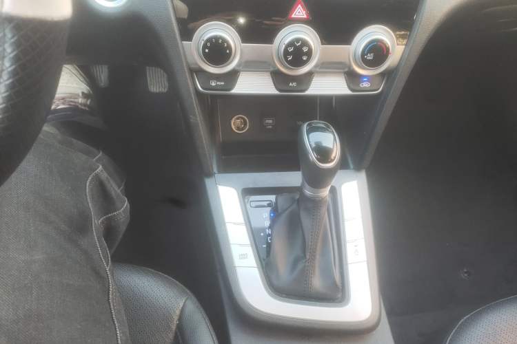 Used Hyundai Elantra (6th Generation / Lingdong) 2020 1.5L CVT Smart & Stylish – Elite Version Gear Lever