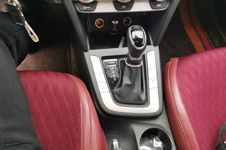 Used Hyundai Elantra (6th Generation / Lingdong) 2020 1.5L CVT Smart & Stylish – Elite Version Gear Lever