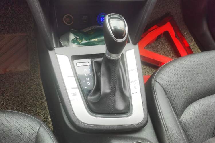 Used Hyundai Elantra (6th Generation / Lingdong) 2020 1.5L CVT Smart & Stylish – Elite Version Gear Lever