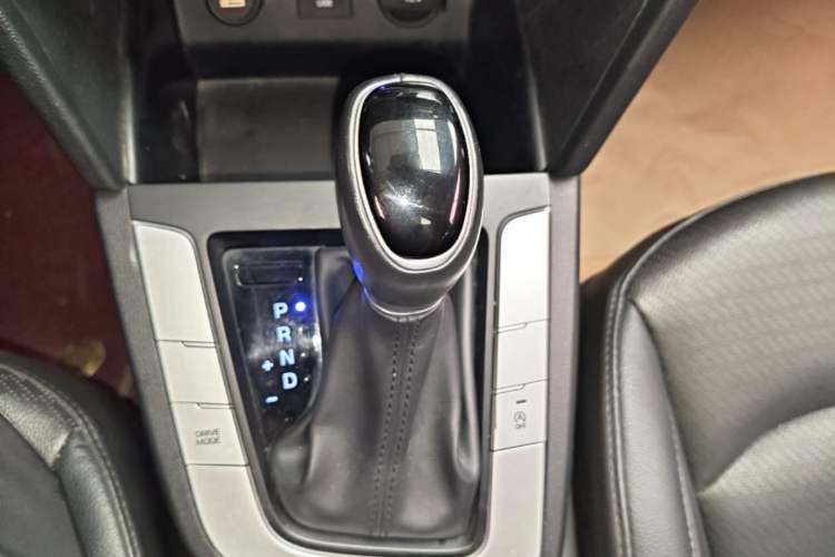 Used Hyundai Elantra (6th Generation / Lingdong) 2020 1.5L CVT Smart & Stylish – Elite Version Gear Lever