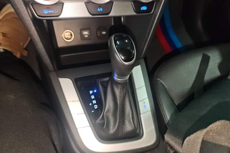 Used Hyundai Elantra (6th Generation / Lingdong) 2020 1.5L CVT Smart & Stylish – Elite Version Gear Lever