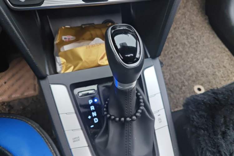 Used Hyundai Elantra (6th Generation / Lingdong) 2020 1.5L CVT Smart & Stylish – Elite Version Gear Lever