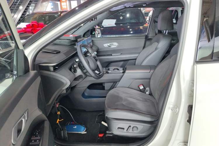 Used Hyundai ELEXIO 2025 Model Two-Wheel-Drive TECH Edition 64.2kWh Left Front Seat