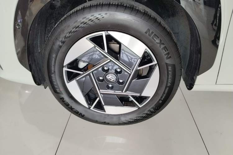 Used Hyundai ELEXIO 2025 Model Two-Wheel-Drive TECH Edition 64.2kWh Left Front Wheel Hub