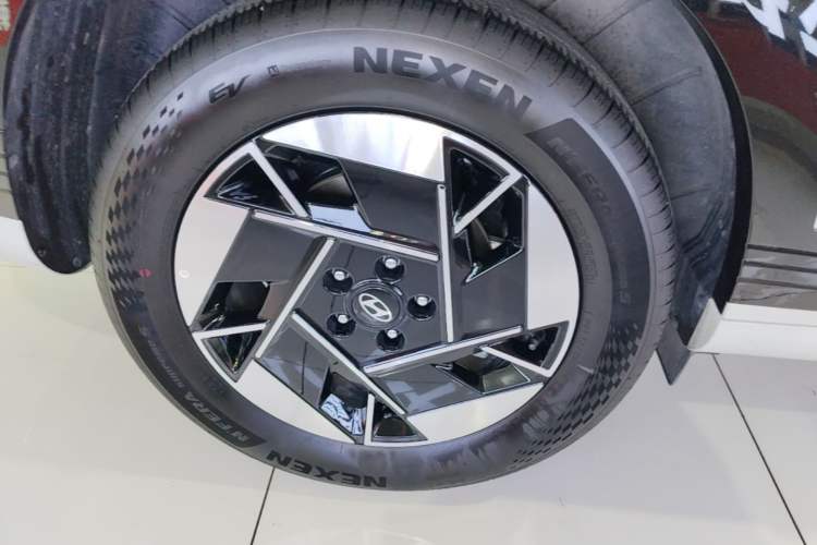 Used Hyundai ELEXIO 2025 Model Two-Wheel-Drive TECH Edition 64.2kWh Right Rear Wheel Hub