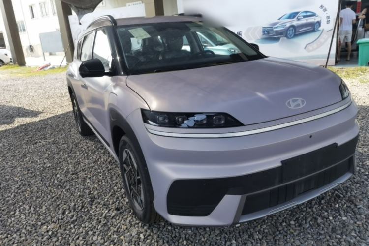 Used Hyundai ELEXIO 2025 Model Two-Wheel-Drive SMART Edition 64.2kWh Front Right 45 Deg