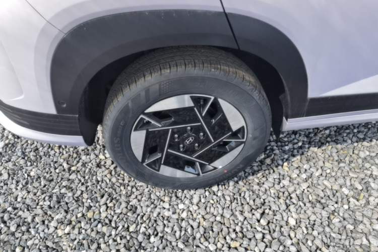 Used Hyundai ELEXIO 2025 Model Two-Wheel-Drive SMART Edition 64.2kWh Right Rear Wheel Hub