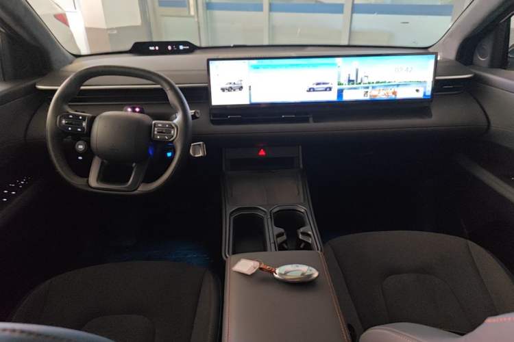 Used Hyundai ELEXIO 2025 Model Two-Wheel-Drive TECH Edition 64.2kWh Center Console