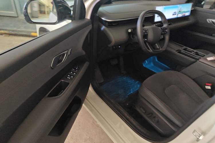 Used Hyundai ELEXIO 2025 Model Two-Wheel-Drive TECH Edition 64.2kWh Driver Seat