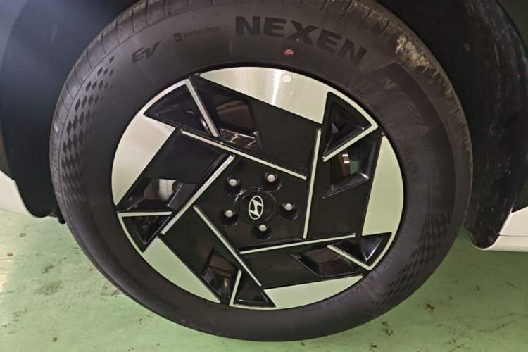 Used Hyundai ELEXIO 2025 Model Two-Wheel-Drive TECH Edition 64.2kWh Exterior 4