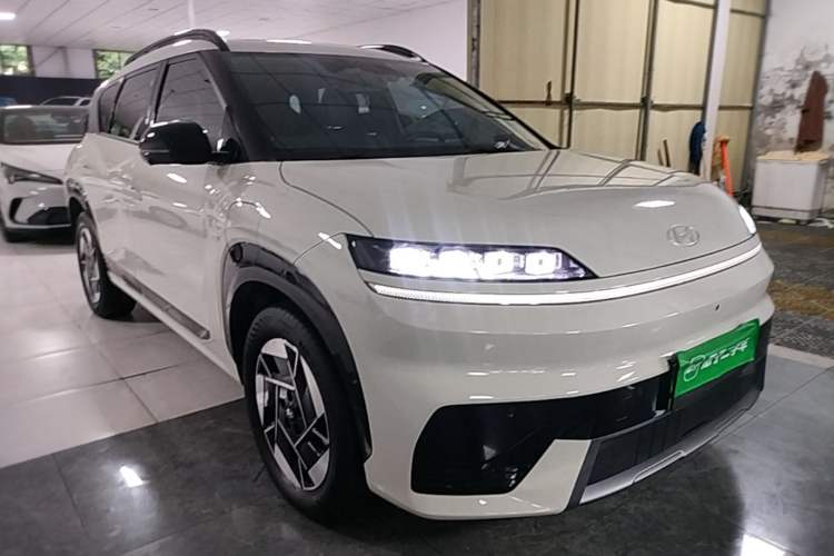 Used Hyundai ELEXIO 2025 Model Two-Wheel-Drive TECH Edition 64.2kWh Front Right 45 Deg