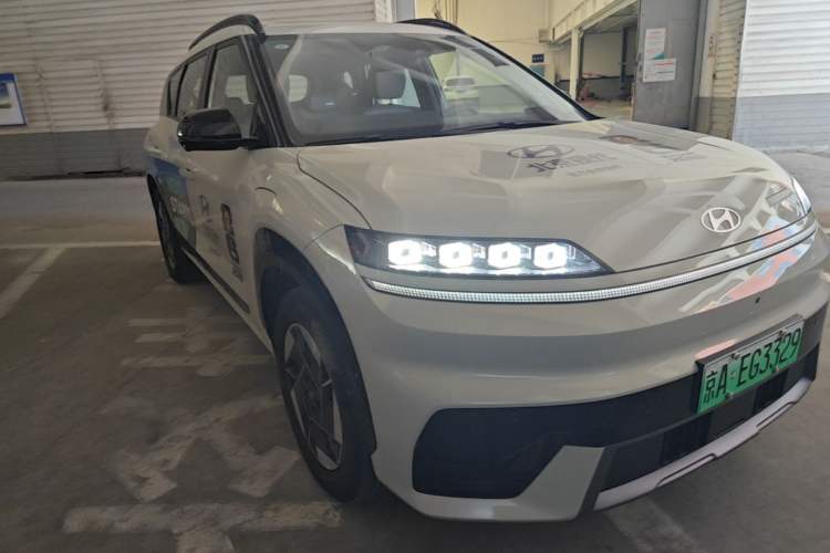 Used Hyundai ELEXIO 2025 Model Two-Wheel-Drive TECH Edition 64.2kWh Front Right 45 Deg