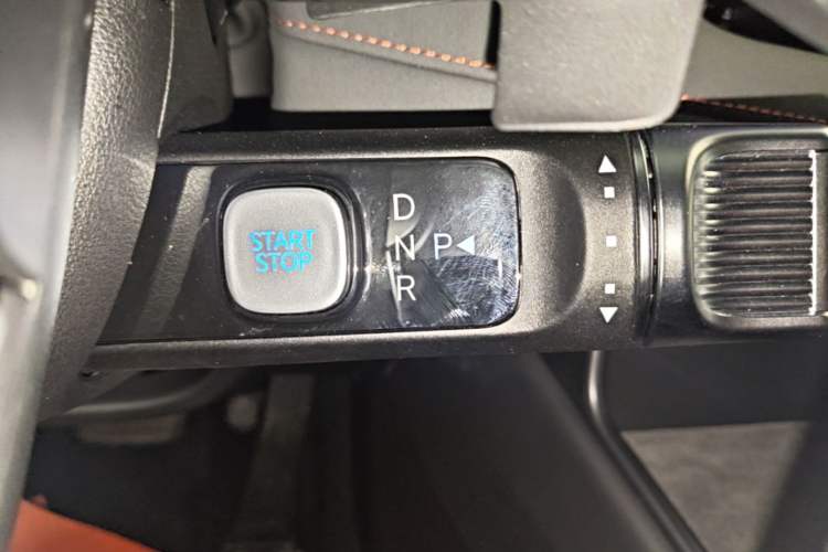 Used Hyundai ELEXIO 2025 Model Two-Wheel-Drive TECH Edition 64.2kWh Gear Lever