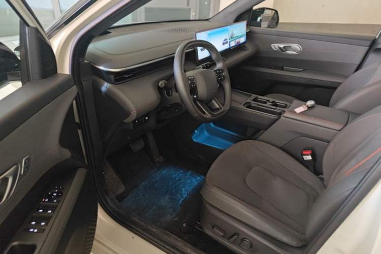 Used Hyundai ELEXIO 2025 Model Two-Wheel-Drive TECH Edition 64.2kWh Left Front Seat