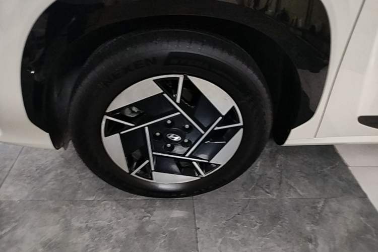 Used Hyundai ELEXIO 2025 Model Two-Wheel-Drive TECH Edition 64.2kWh Left Front Wheel Hub
