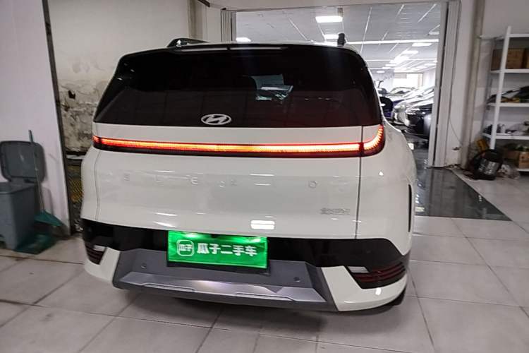 Used Hyundai ELEXIO 2025 Model Two-Wheel-Drive TECH Edition 64.2kWh Rear