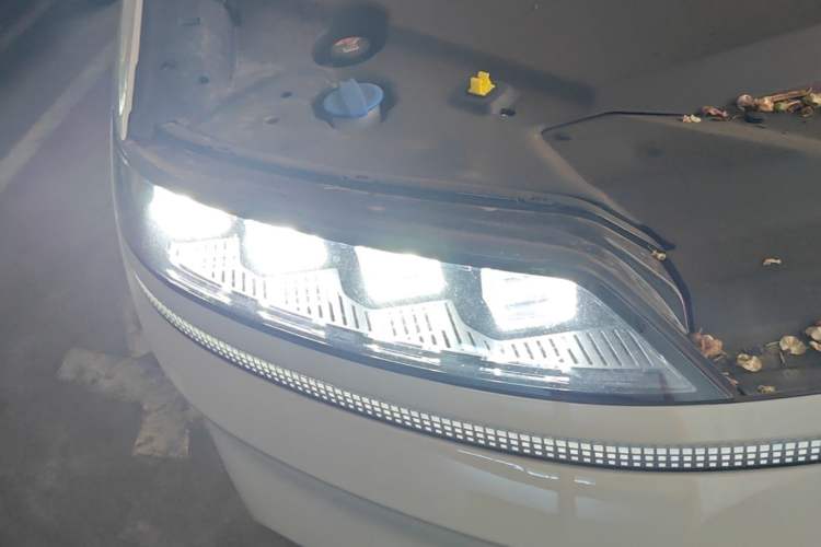 Used Hyundai ELEXIO 2025 Model Two-Wheel-Drive TECH Edition 64.2kWh Right Front Headlight