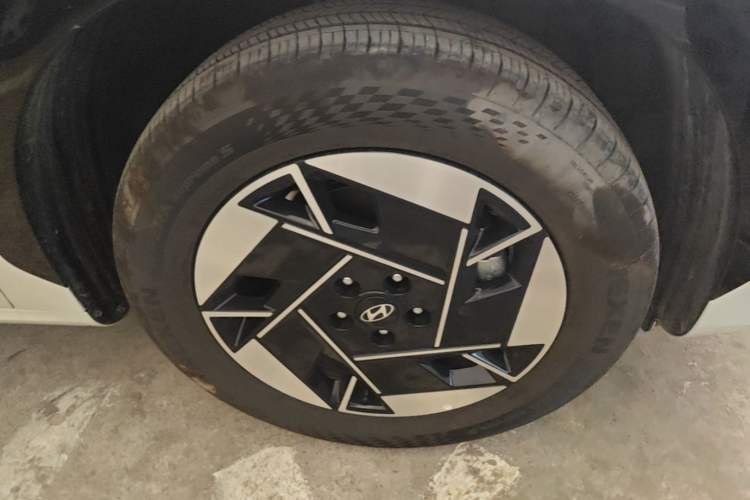 Used Hyundai ELEXIO 2025 Model Two-Wheel-Drive TECH Edition 64.2kWh Right Front Wheel Hub