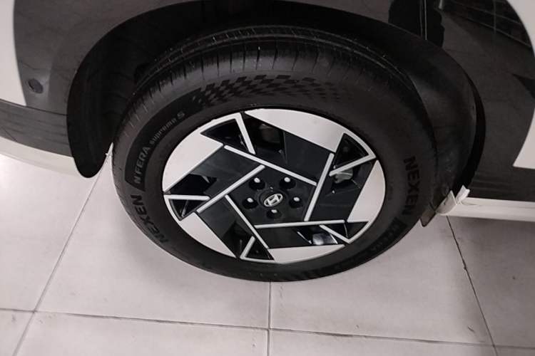 Used Hyundai ELEXIO 2025 Model Two-Wheel-Drive TECH Edition 64.2kWh Right Rear Wheel Hub