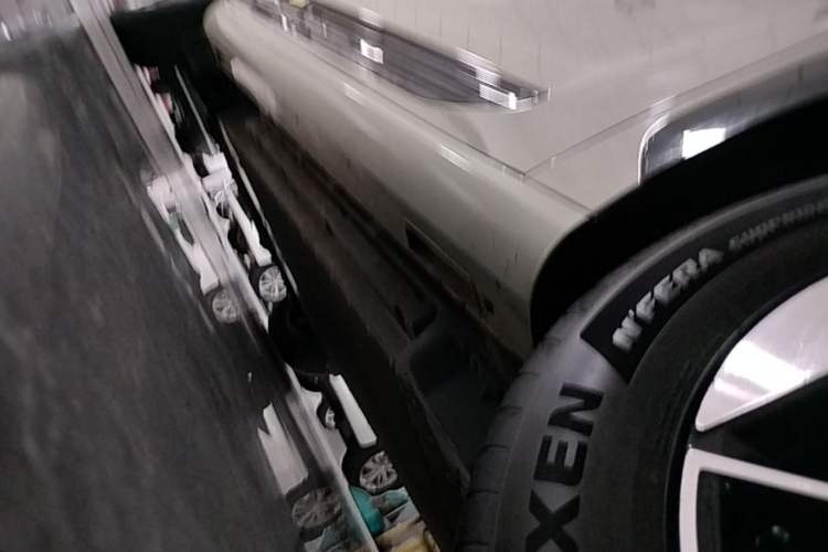 Used Hyundai ELEXIO 2025 Model Two-Wheel-Drive TECH Edition 64.2kWh Right Side Sill