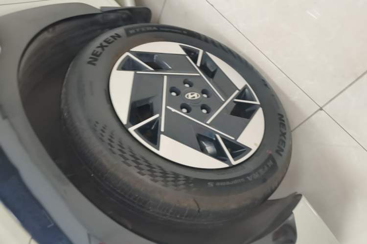 Used Hyundai ELEXIO 2025 Model Two-Wheel-Drive TECH Edition 64.2kWh Left Front Wheel Hub