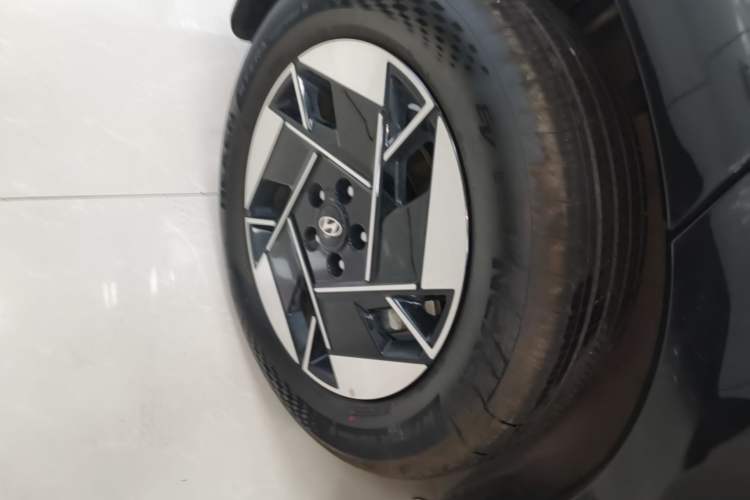 Used Hyundai ELEXIO 2025 Model Two-Wheel-Drive TECH Edition 64.2kWh Right Rear Wheel Hub