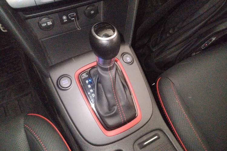 Used Hyundai ENCINO 2018 1.6T Dual-Clutch ZhiPao Edition China V Standard Gear Lever
