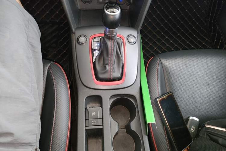 Used Hyundai ENCINO 2018 1.6T Dual-Clutch ZhiPao Edition China V Standard Gear Lever