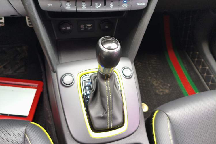 Used Hyundai ENCINO 2018 1.6T Dual-Clutch ZhiPao Edition China V Standard Gear Lever