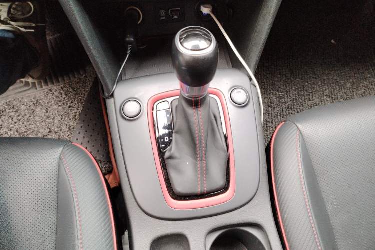Used Hyundai ENCINO 2018 1.6T Dual-Clutch ZhiPao Edition China V Standard Gear Lever