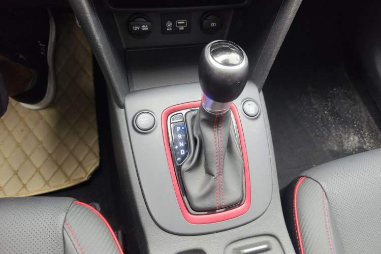 Used Hyundai ENCINO 2018 1.6T Dual-Clutch ZhiPao Edition China V Standard Gear Lever