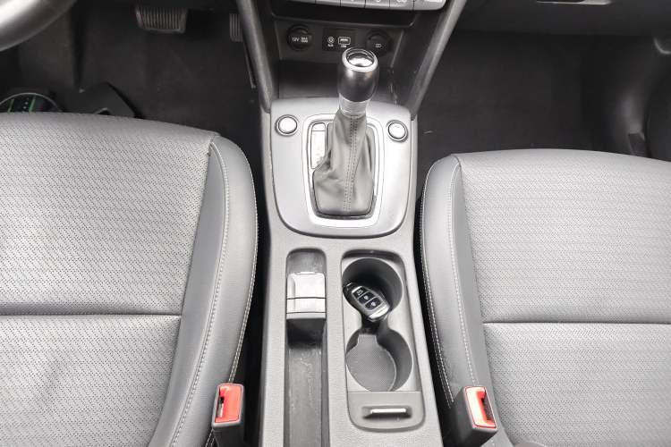 Used Hyundai ENCINO 2018 1.6T Dual-Clutch Zhilian Edition China V Standard Gear Lever