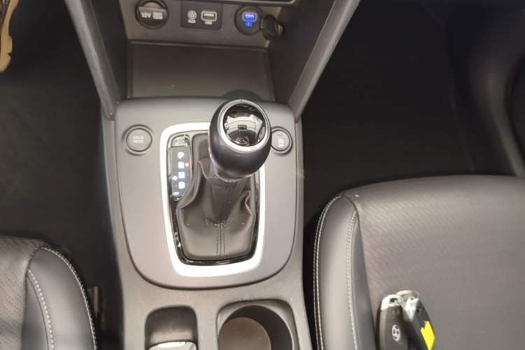 Used Hyundai ENCINO 2018 1.6T Dual-Clutch Zhilian Edition China V Standard Gear Lever