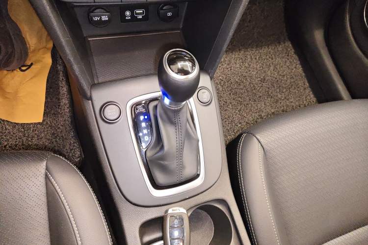 Used Hyundai ENCINO 2018 1.6T Dual-Clutch Zhilian Edition China V Standard Gear Lever
