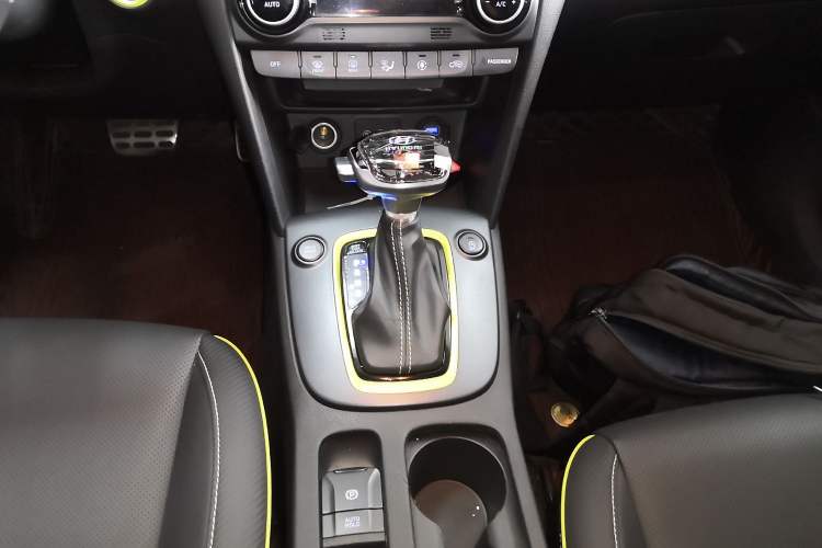 Used Hyundai ENCINO 2018 1.6T Dual-Clutch ZhiPao Edition China V Standard Gear Lever