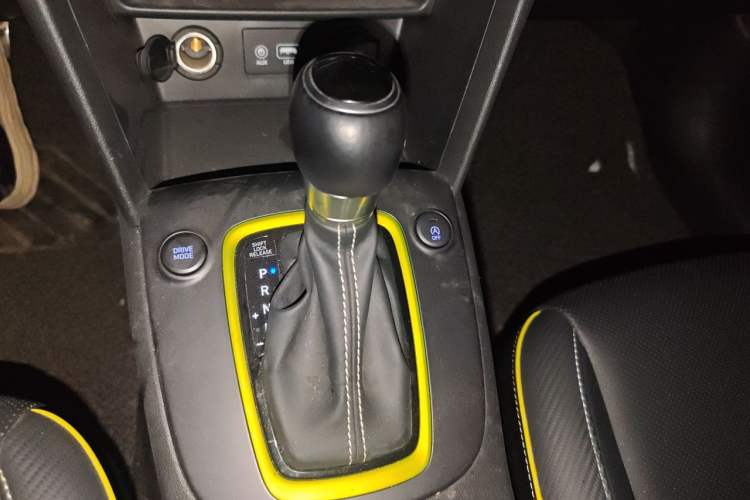 Used Hyundai ENCINO 2018 1.6T Dual-Clutch ZhiPao Edition China V Standard Gear Lever