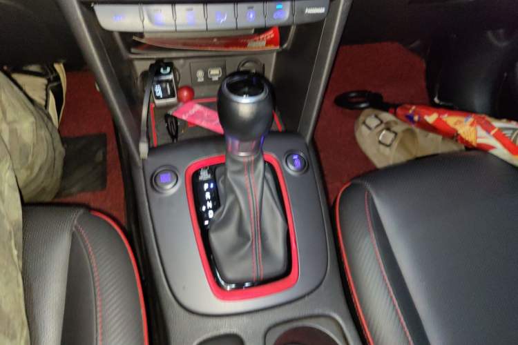 Used Hyundai ENCINO 2018 1.6T Dual-Clutch ZhiPao Edition China V Standard Gear Lever