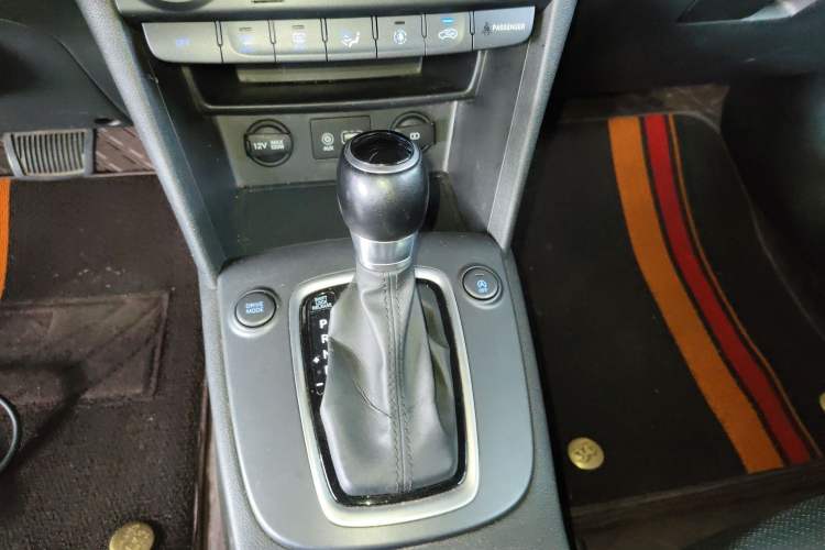 Used Hyundai ENCINO 2018 1.6T Dual-Clutch Zhilian Edition China V Standard Gear Lever