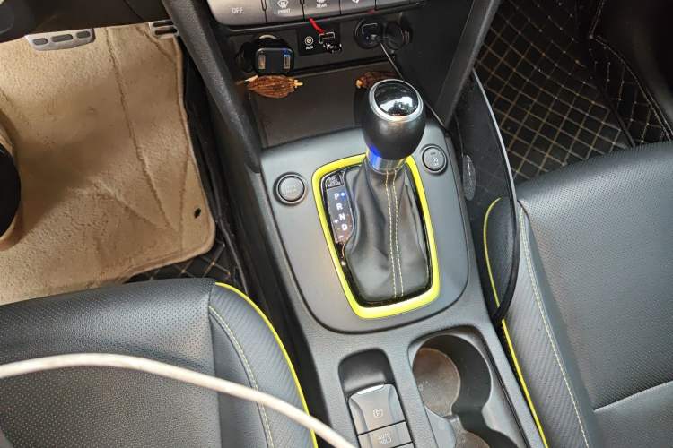 Used Hyundai ENCINO 2018 1.6T Dual-Clutch ZhiPao Edition China V Standard Gear Lever